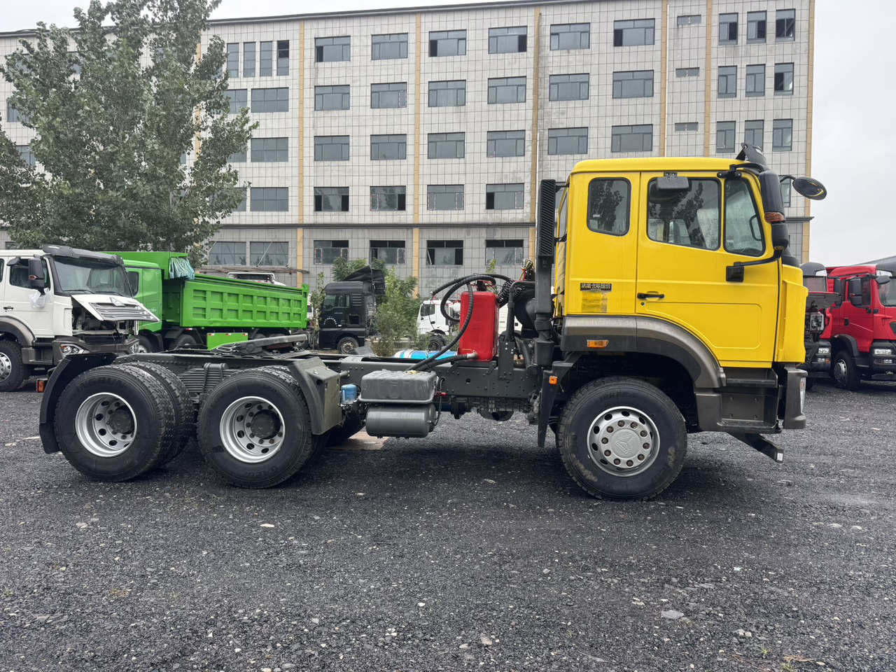 SINOTRUK HOWO 430HP Hydraulic Lift-Equipped Tractor Unit Click for Discount - Tegljač: slika 4 SINOTRUK HOWO 430HP Hydraulic Lift-Equipped Tractor Unit Click for Discount - Tegljač: slika 4