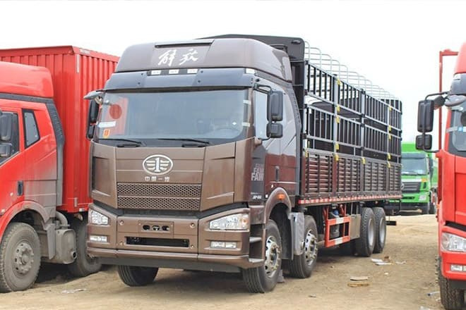 FAW FAW J6P Livestock Truck for Sale in Uganda - Kamion za prevoz stoke: slika 1 FAW FAW J6P Livestock Truck for Sale in Uganda - Kamion za prevoz stoke: slika 1