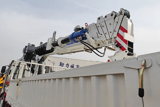 FAW FAW Truck Mounted Crane with Hydraulic Boom for Sale in Kuwait - Kamion sa dizalicom: slika 2 FAW FAW Truck Mounted Crane with Hydraulic Boom for Sale in Kuwait - Kamion sa dizalicom: slika 2