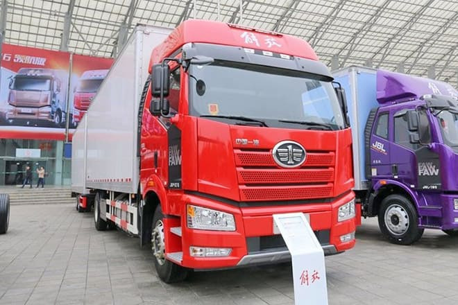FAW Faw J6P Box Truck 4X2 for Sale in Sierra Leone - Kamion sa zatvorenim sandukom: slika 2 FAW Faw J6P Box Truck 4X2 for Sale in Sierra Leone - Kamion sa zatvorenim sandukom: slika 2