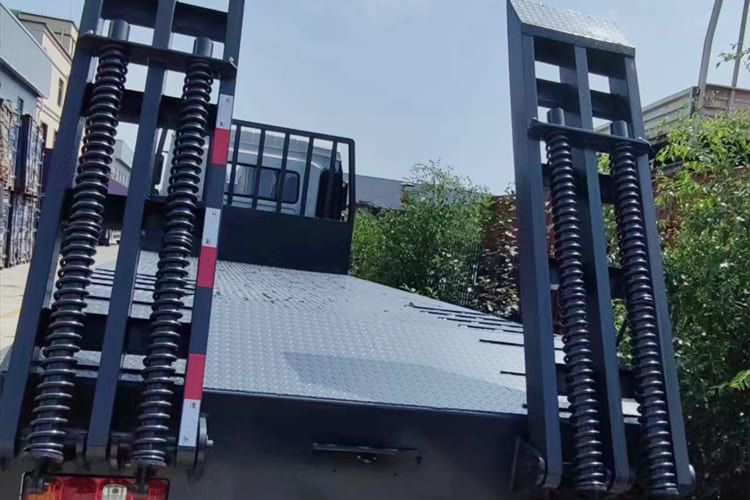 SHACMAN L3000 Light Cargo Truck with Rear Loading Ramp - Kamion sa tovarnim sandukom: slika 5 SHACMAN L3000 Light Cargo Truck with Rear Loading Ramp - Kamion sa tovarnim sandukom: slika 5