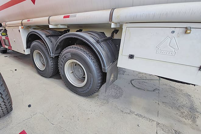 SINOTRUK Howo 400 Diesel Tanker Truck for Sale in Nigeria - Kamion cisterna: slika 5 SINOTRUK Howo 400 Diesel Tanker Truck for Sale in Nigeria - Kamion cisterna: slika 5