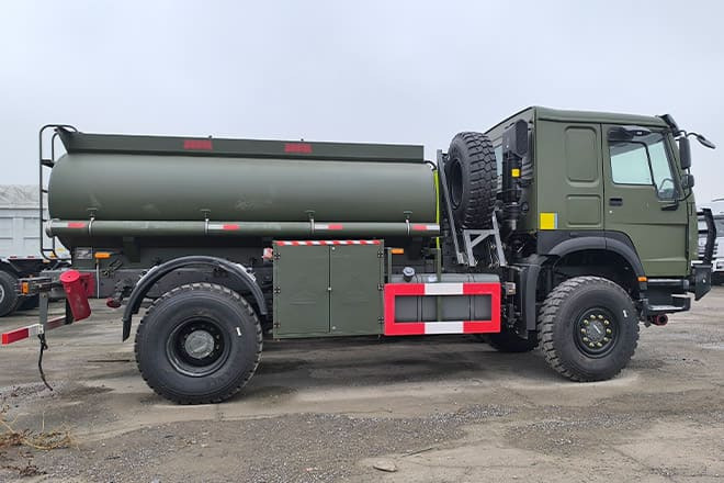 SINOTRUK Howo 4X2 Small Fuel Tanker Truck for Sale in Zambia - Kamion cisterna: slika 2 SINOTRUK Howo 4X2 Small Fuel Tanker Truck for Sale in Zambia - Kamion cisterna: slika 2