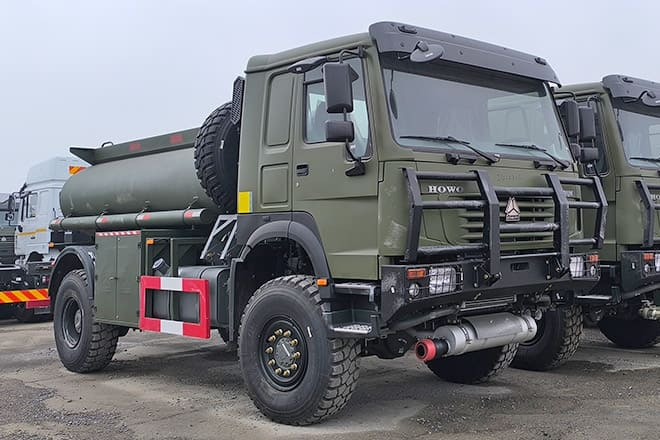 SINOTRUK Howo 4X2 Small Fuel Tanker Truck for Sale in Zambia - Kamion cisterna: slika 4 SINOTRUK Howo 4X2 Small Fuel Tanker Truck for Sale in Zambia - Kamion cisterna: slika 4