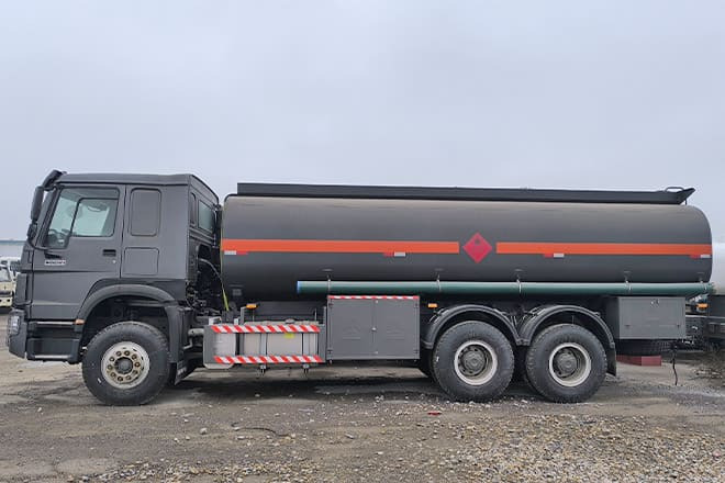 SINOTRUK Howo 6x4 380 Oil Truck for Sale in Mali - Kamion cisterna: slika 3 SINOTRUK Howo 6x4 380 Oil Truck for Sale in Mali - Kamion cisterna: slika 3
