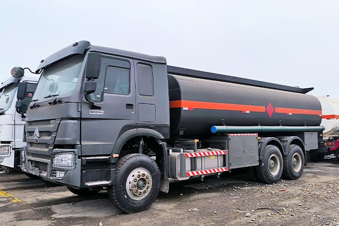 SINOTRUK Howo 6x4 380 Oil Truck for Sale in Mali - Kamion cisterna: slika 1 SINOTRUK Howo 6x4 380 Oil Truck for Sale in Mali - Kamion cisterna: slika 1