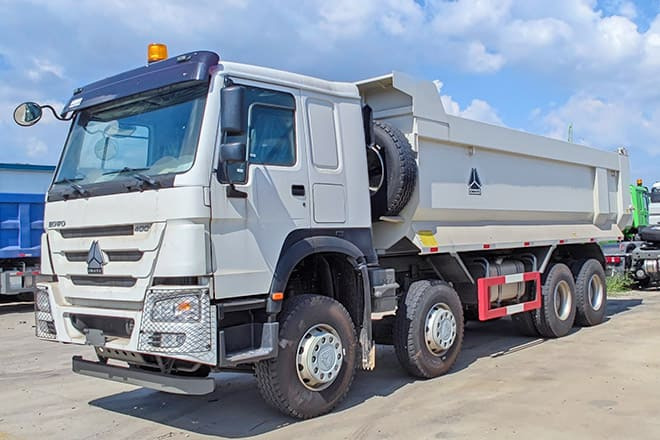 SINOTRUK Howo 8x4 Tipper Truck for Sale in Guinea - Istovarivač: slika 1 SINOTRUK Howo 8x4 Tipper Truck for Sale in Guinea - Istovarivač: slika 1