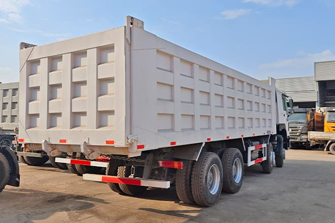 SINOTRUK Sino Howo 8x4 Dump Truck 371 for Sale in Sierra Leone - Istovarivač: slika 2 SINOTRUK Sino Howo 8x4 Dump Truck 371 for Sale in Sierra Leone - Istovarivač: slika 2