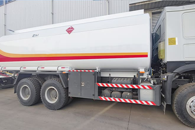 SINOTRUK Sinotruk Howo Fuel Tanker Truck Price for Sale in Ghana - Kamion cisterna: slika 2 SINOTRUK Sinotruk Howo Fuel Tanker Truck Price for Sale in Ghana - Kamion cisterna: slika 2