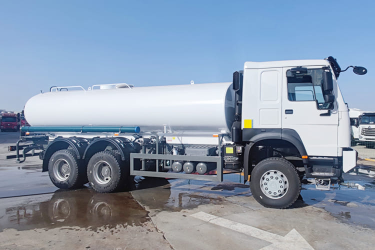 SINOTRUK Sinotruk Water Tanker Truck for Sale in Jamaica - Kamion cisterna: slika 3 SINOTRUK Sinotruk Water Tanker Truck for Sale in Jamaica - Kamion cisterna: slika 3