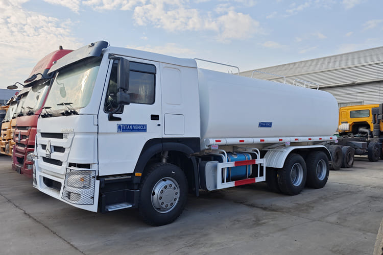 SINOTRUK Water Sprinkler Tanker for Sale in Malawi - Kamion cisterna: slika 1 SINOTRUK Water Sprinkler Tanker for Sale in Malawi - Kamion cisterna: slika 1