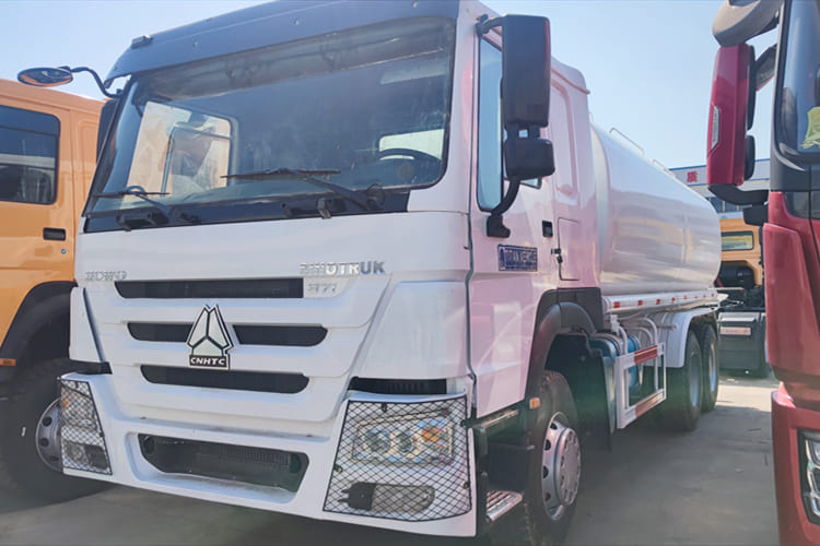 SINOTRUK Water Sprinkler Tanker for Sale in Malawi - Kamion cisterna: slika 3 SINOTRUK Water Sprinkler Tanker for Sale in Malawi - Kamion cisterna: slika 3