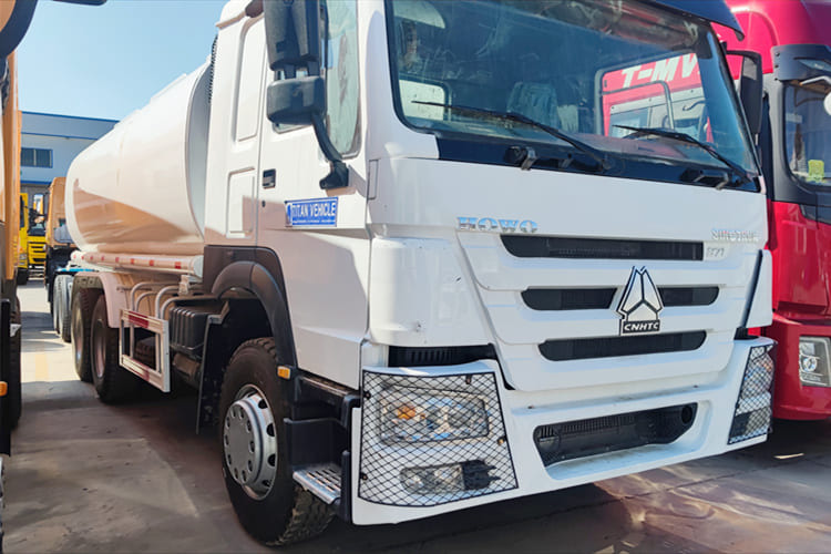 SINOTRUK Water Sprinkler Tanker for Sale in Malawi - Kamion cisterna: slika 5 SINOTRUK Water Sprinkler Tanker for Sale in Malawi - Kamion cisterna: slika 5