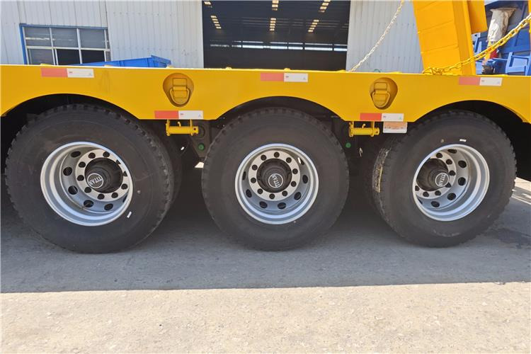 TITAN 40ft Low Bed Trailer with Hydraulic Folding Ladder for Sale In Malawi - Niska poluprikolica za prevoz: slika 4 TITAN 40ft Low Bed Trailer with Hydraulic Folding Ladder for Sale In Malawi - Niska poluprikolica za prevoz: slika 4