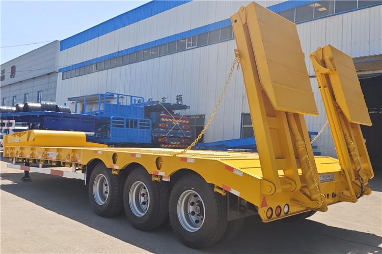TITAN 40ft Low Bed Trailer with Hydraulic Folding Ladder for Sale In Malawi - Niska poluprikolica za prevoz: slika 2 TITAN 40ft Low Bed Trailer with Hydraulic Folding Ladder for Sale In Malawi - Niska poluprikolica za prevoz: slika 2