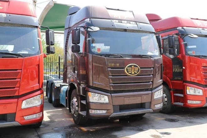 FAW Faw J6P 6X4 Tractor Head for Sale in Angola - Tegljač: slika 2 FAW Faw J6P 6X4 Tractor Head for Sale in Angola - Tegljač: slika 2