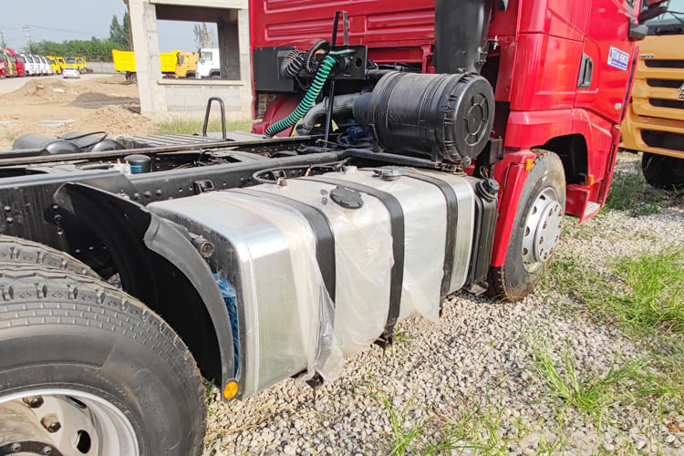 SHACMAN Second Hand Shacman Tractor Trailer for Sale in Tanzania - Tegljač: slika 5 SHACMAN Second Hand Shacman Tractor Trailer for Sale in Tanzania - Tegljač: slika 5