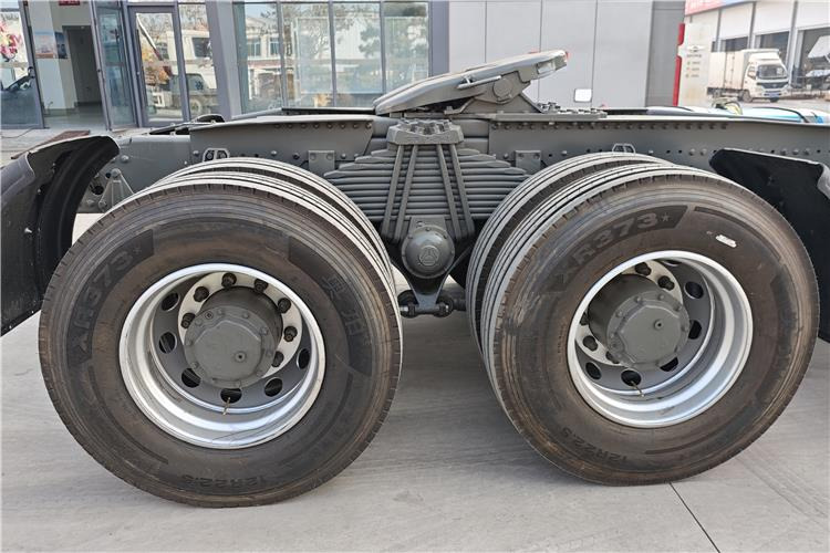 SINOTRUK Second Hand Howo 380hp 6x4 Truck Tractor for Sale In Tanzania - Tegljač: slika 3 SINOTRUK Second Hand Howo 380hp 6x4 Truck Tractor for Sale In Tanzania - Tegljač: slika 3