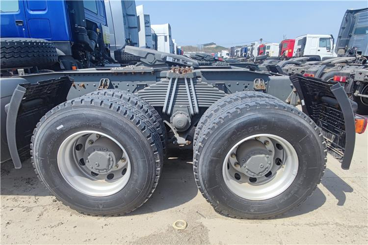 Sinotruk Used Howo 400hp 6x4 Truck Tractor for Sale In Nigeria - Tegljač: slika 4 Sinotruk Used Howo 400hp 6x4 Truck Tractor for Sale In Nigeria - Tegljač: slika 4
