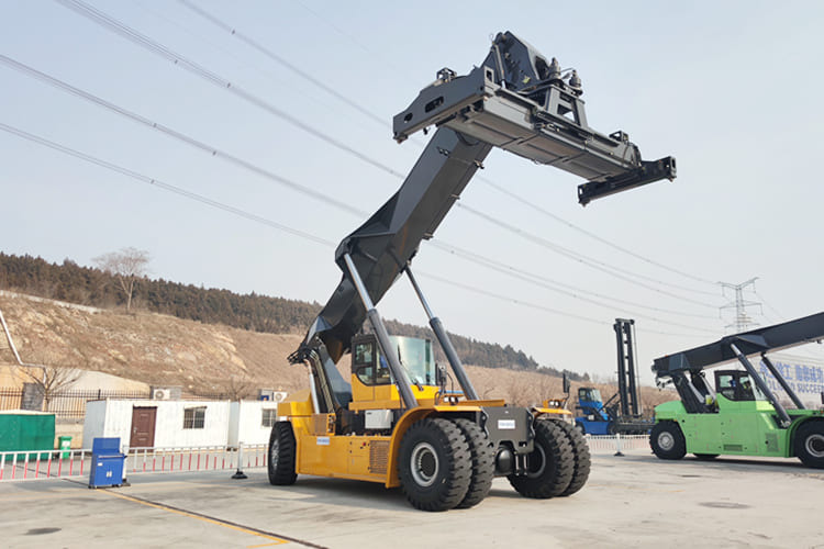 XCMG Container Reach Stacker for Sale in Ghana - Mašina za kontejenere: slika 2 XCMG Container Reach Stacker for Sale in Ghana - Mašina za kontejenere: slika 2