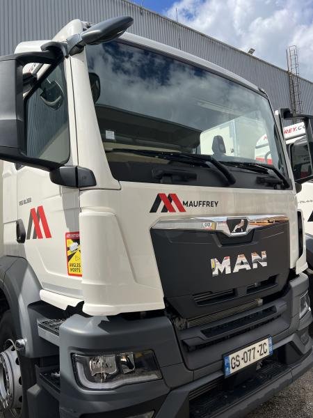 MAN TGS 18.360 - Kamion sa zatvorenim sandukom: slika 1 MAN TGS 18.360 - Kamion sa zatvorenim sandukom: slika 1