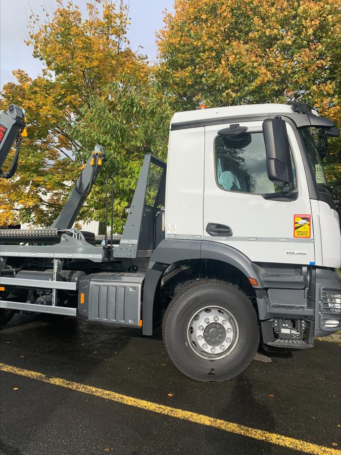 Mercedes Actros 1835 - Kamion za utovaranje kontejnera: slika 1 Mercedes Actros 1835 - Kamion za utovaranje kontejnera: slika 1