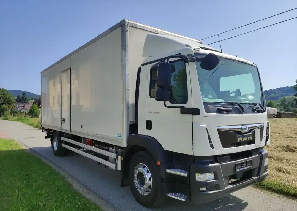 MAN TGM 15.290 kontener , winda - Kamion sa zatvorenim sandukom: slika 1 MAN TGM 15.290 kontener , winda - Kamion sa zatvorenim sandukom: slika 1