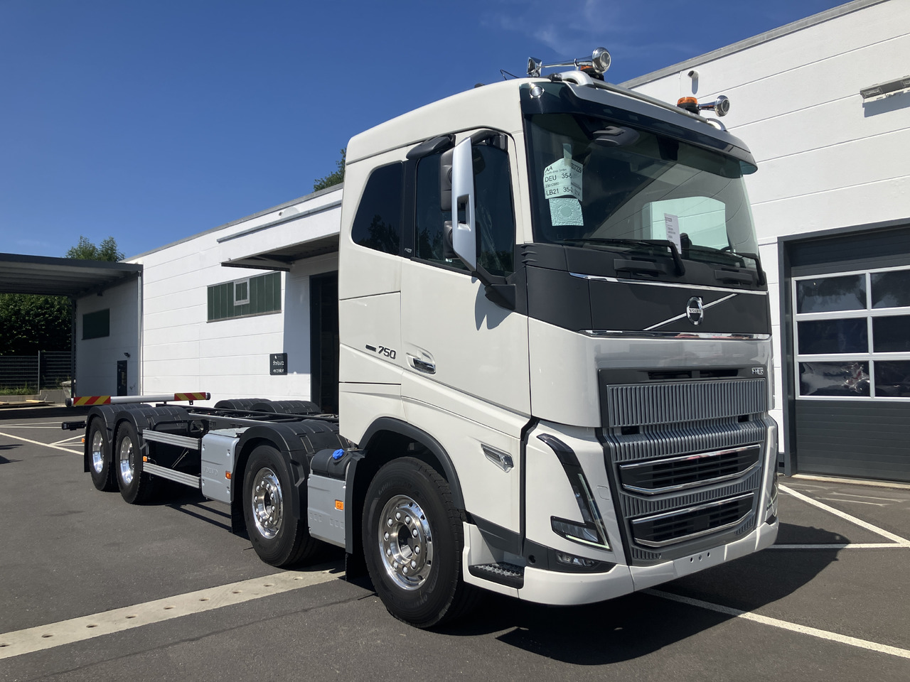 VOLVO FH16 750 8x4 Chassis - Kamion sa golom šasijom i zatvorenom kabinom: slika 1 VOLVO FH16 750 8x4 Chassis - Kamion sa golom šasijom i zatvorenom kabinom: slika 1