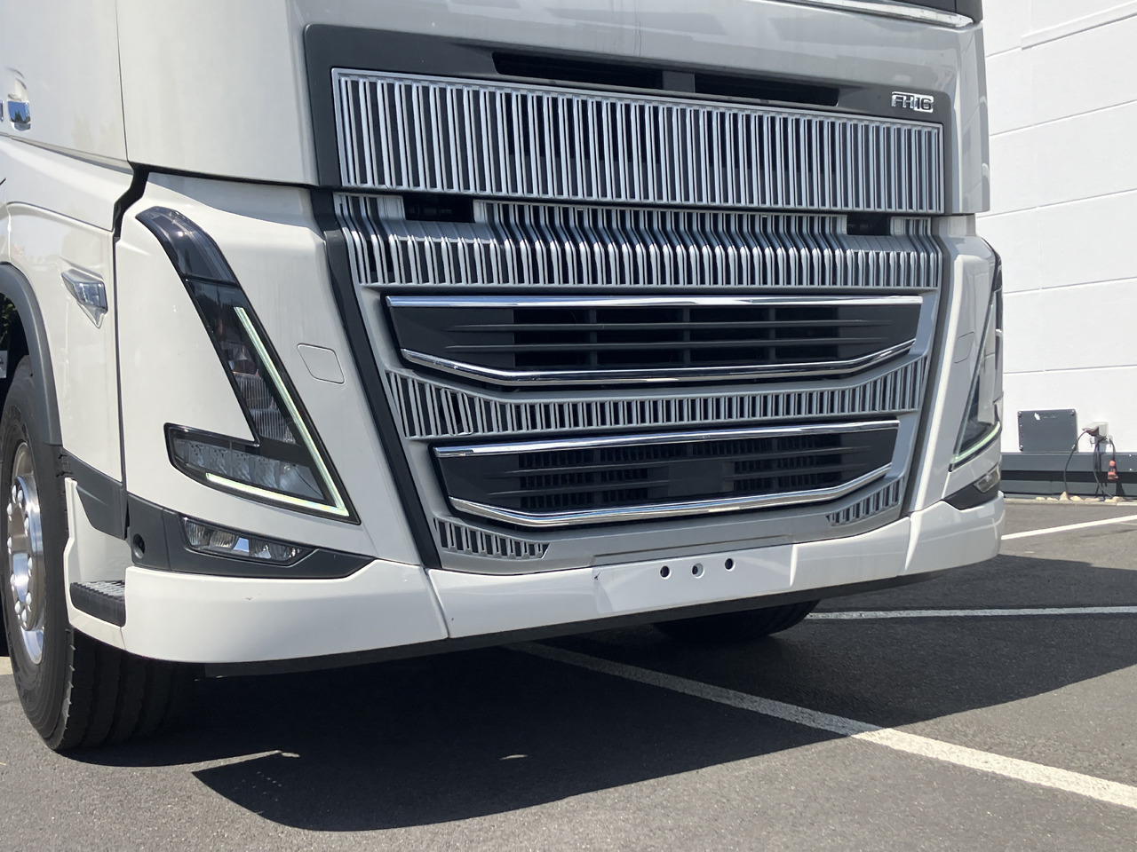 VOLVO FH16 750 8x4 Chassis - Kamion sa golom šasijom i zatvorenom kabinom: slika 3 VOLVO FH16 750 8x4 Chassis - Kamion sa golom šasijom i zatvorenom kabinom: slika 3