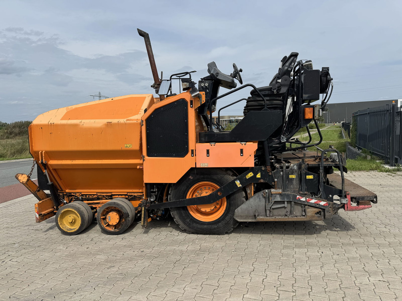 Caterpillar AP300F - Asfaltni finišer: slika 3 Caterpillar AP300F - Asfaltni finišer: slika 3