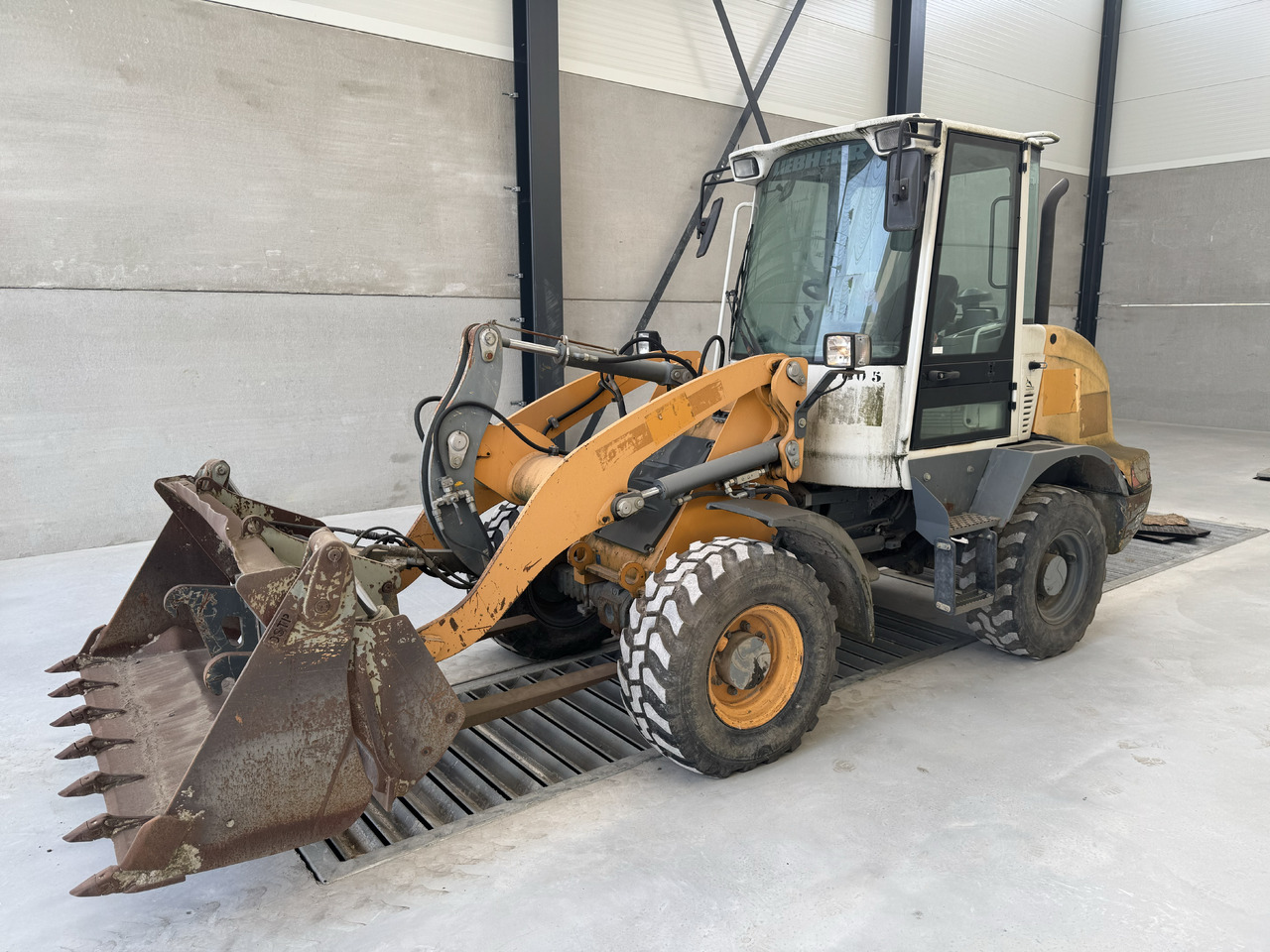 LIEBHERR L 506 - Bager točkaš: slika 3 LIEBHERR L 506 - Bager točkaš: slika 3