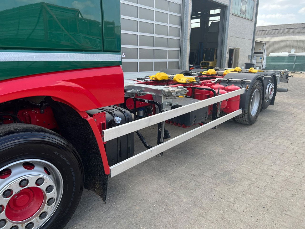 DAF XF 480 FAN SSC BDF C715/745 + Intarder + 2x Tank - Kamion za prevoz kontejnera/ Kamion sa promenjivim sandukom: slika 2 DAF XF 480 FAN SSC BDF C715/745 + Intarder + 2x Tank - Kamion za prevoz kontejnera/ Kamion sa promenjivim sandukom: slika 2