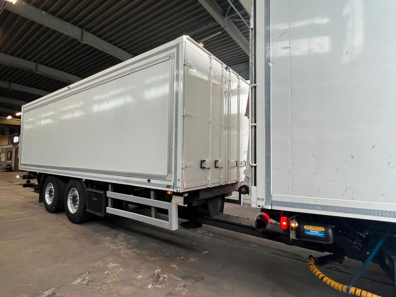 Mercedes-Benz Actros 2543 Komplettzug Voll-Luft - Lange Koffer - Kamion sa zatvorenim sandukom: slika 3 Mercedes-Benz Actros 2543 Komplettzug Voll-Luft - Lange Koffer - Kamion sa zatvorenim sandukom: slika 3
