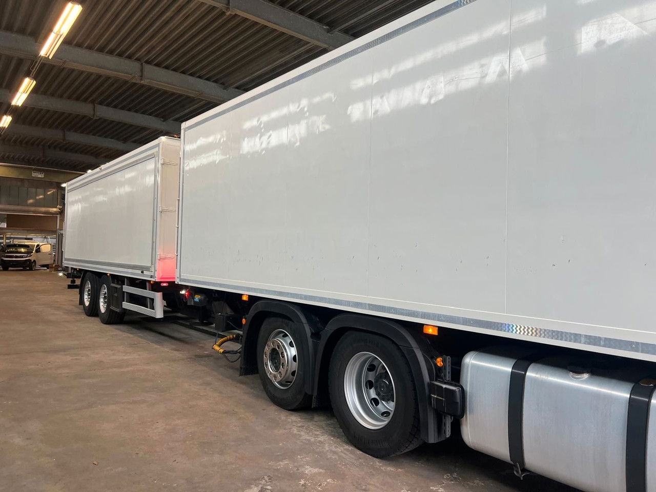 Mercedes-Benz Actros 2543 Komplettzug Voll-Luft - Lange Koffer - Kamion sa zatvorenim sandukom: slika 2 Mercedes-Benz Actros 2543 Komplettzug Voll-Luft - Lange Koffer - Kamion sa zatvorenim sandukom: slika 2