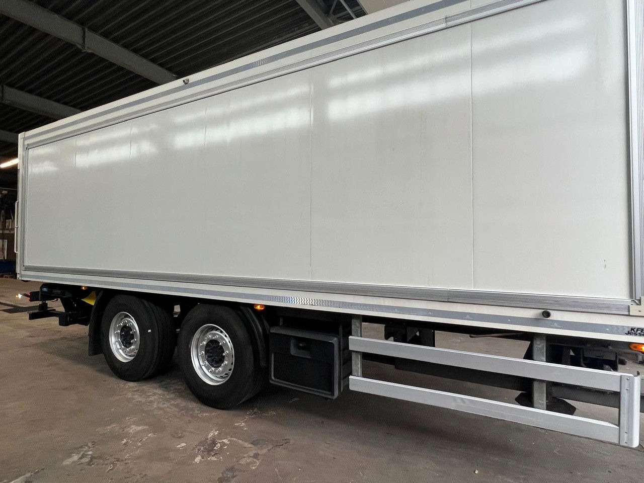 Mercedes-Benz Actros 2543 Komplettzug Voll-Luft - Lange Koffer - Kamion sa zatvorenim sandukom: slika 5 Mercedes-Benz Actros 2543 Komplettzug Voll-Luft - Lange Koffer - Kamion sa zatvorenim sandukom: slika 5