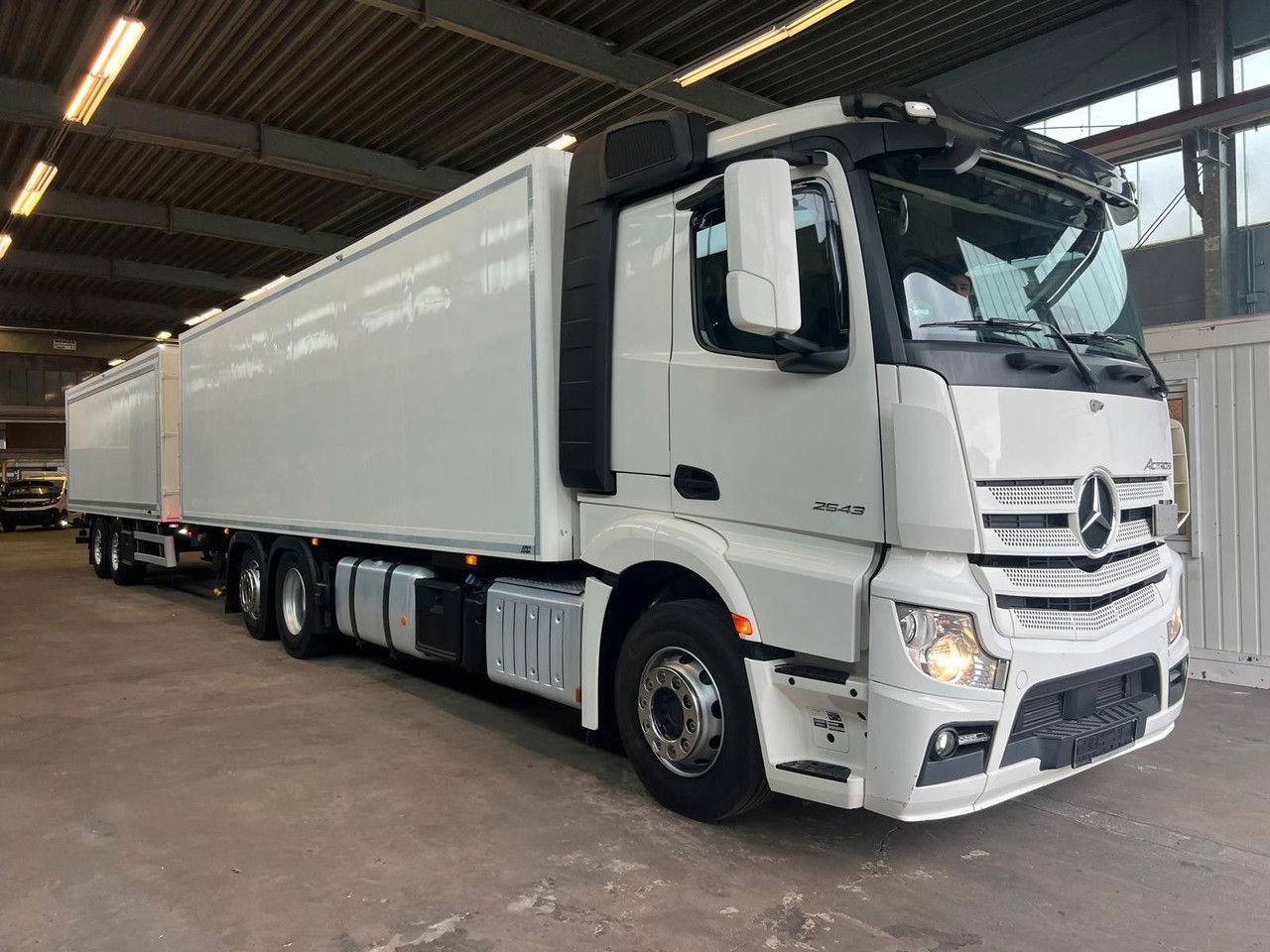 Mercedes-Benz Actros 2543 Komplettzug Voll-Luft - Lange Koffer - Kamion sa zatvorenim sandukom: slika 1 Mercedes-Benz Actros 2543 Komplettzug Voll-Luft - Lange Koffer - Kamion sa zatvorenim sandukom: slika 1
