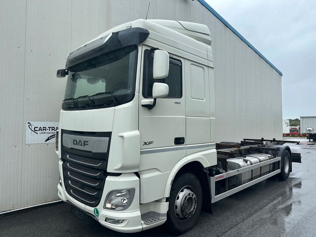 DAF XF 460 SpaceCab Retarder TÜV neu DAF XF 460 SpaceCab Retarder - Kamion za prevoz kontejnera/ Kamion sa promenjivim sandukom: slika 1 DAF XF 460 SpaceCab Retarder TÜV neu DAF XF 460 SpaceCab Retarder - Kamion za prevoz kontejnera/ Kamion sa promenjivim sandukom: slika 1
