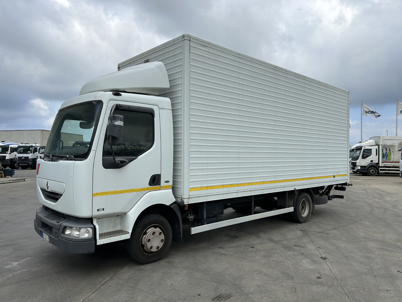 RENAULT Midlum 180 con furgonatarura e sponda - Kamion sa zatvorenim sandukom: slika 1 RENAULT Midlum 180 con furgonatarura e sponda - Kamion sa zatvorenim sandukom: slika 1