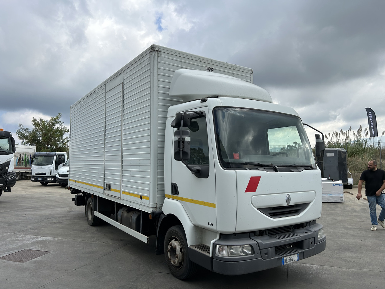 RENAULT Midlum 180 con furgonatarura e sponda - Kamion sa zatvorenim sandukom: slika 2 RENAULT Midlum 180 con furgonatarura e sponda - Kamion sa zatvorenim sandukom: slika 2