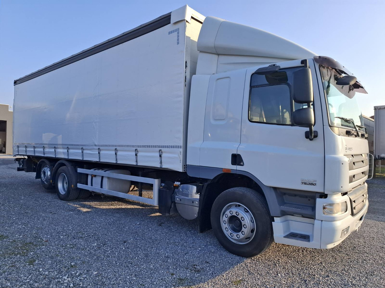 DAF CF 75.360 8,5m - Kamion sa ceradom: slika 2 DAF CF 75.360 8,5m - Kamion sa ceradom: slika 2