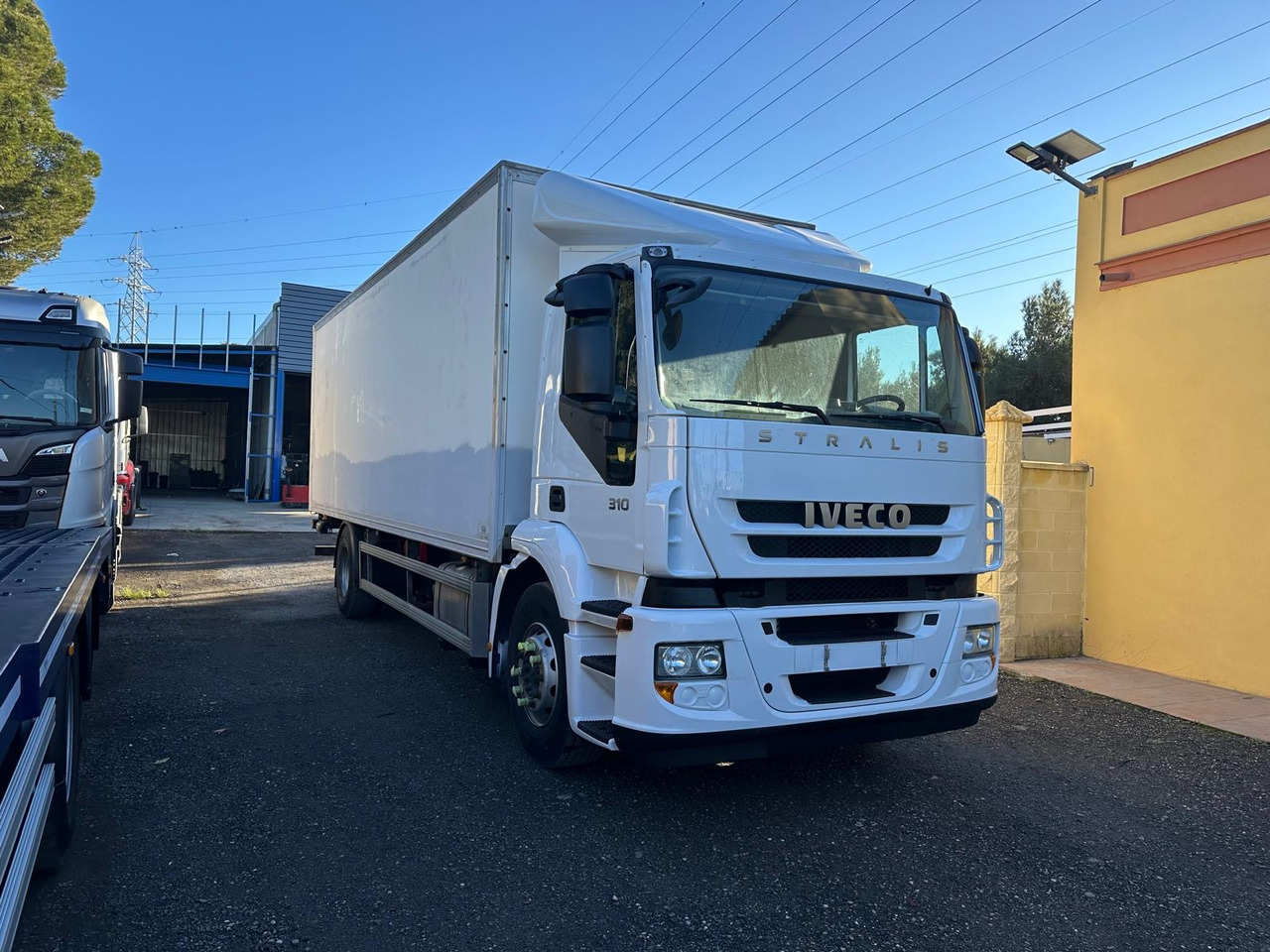 IVECO STRALIS 310 - Kamion sa zatvorenim sandukom: slika 1 IVECO STRALIS 310 - Kamion sa zatvorenim sandukom: slika 1