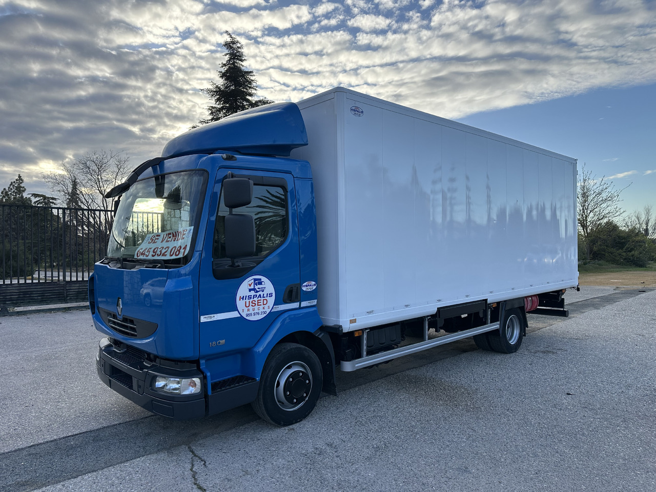 RENAULT MIDLUM 12.180 - Kamion sa zatvorenim sandukom: slika 1 RENAULT MIDLUM 12.180 - Kamion sa zatvorenim sandukom: slika 1