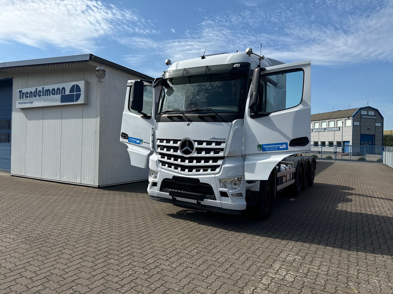 MERCEDES-BENZ Arocs 3553 4 Achsen Tridem - Kamion sa hidrauličnom kukom: slika 4 MERCEDES-BENZ Arocs 3553 4 Achsen Tridem - Kamion sa hidrauličnom kukom: slika 4