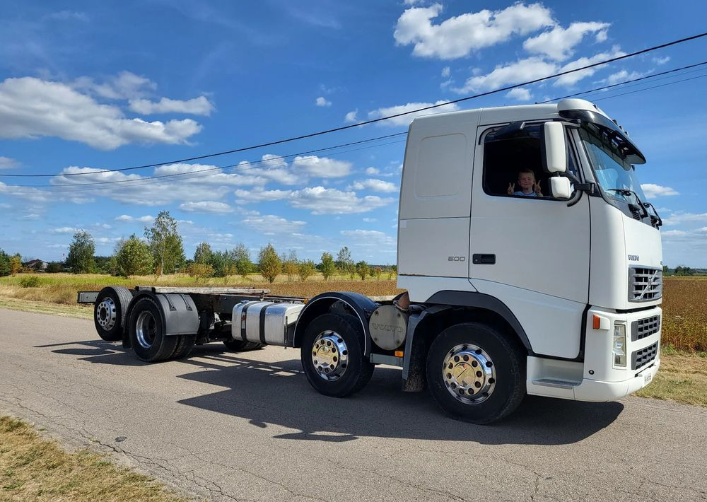 Volvo FH 500 8x2 - Kamion sa golom šasijom i zatvorenom kabinom: slika 1 Volvo FH 500 8x2 - Kamion sa golom šasijom i zatvorenom kabinom: slika 1