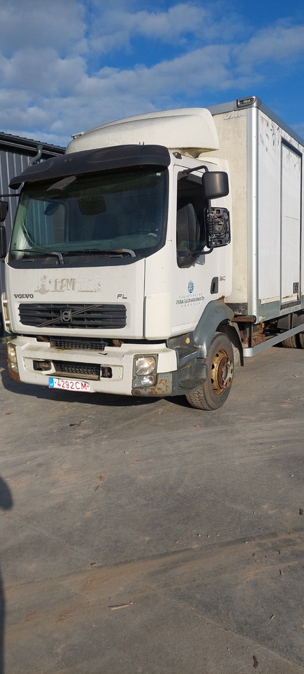 VOLVO FL240 - Kamion sa zatvorenim sandukom: slika 1 VOLVO FL240 - Kamion sa zatvorenim sandukom: slika 1
