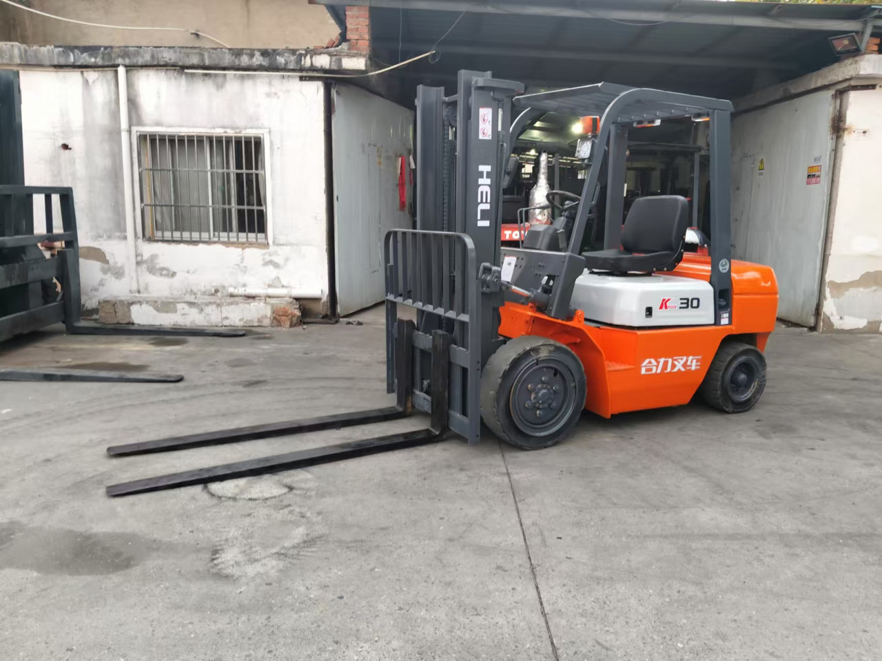 HELI k30 used diesel forklift Customizable mast clamps - Dizel viljuškar: slika 2 HELI k30 used diesel forklift Customizable mast clamps - Dizel viljuškar: slika 2
