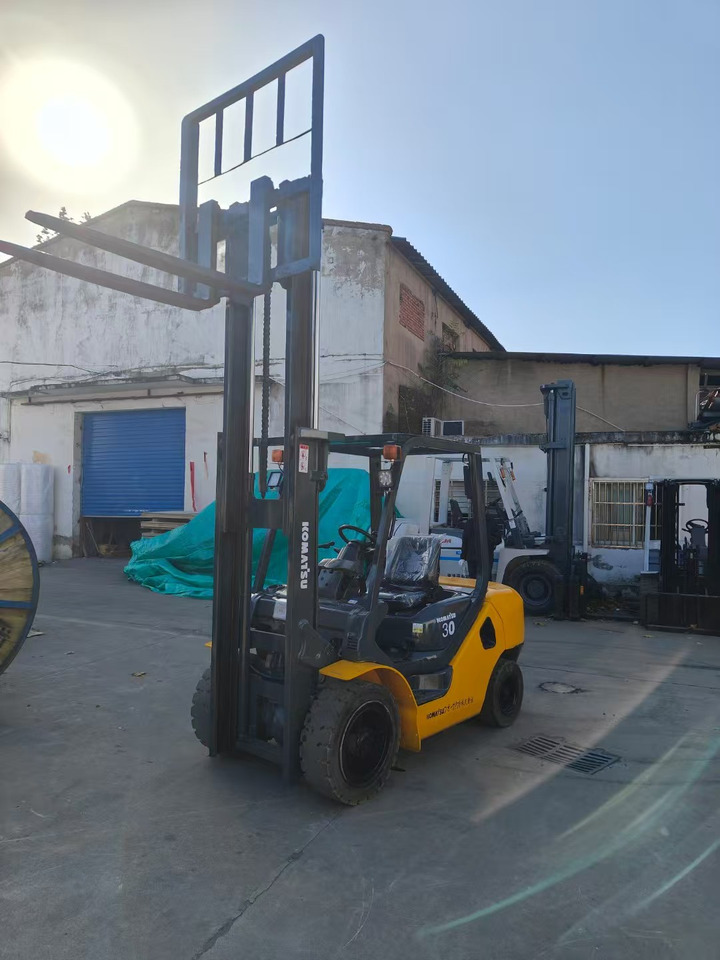 KOMATSU FD30T japan brand used 3 ton forklift - Dizel viljuškar: slika 2 KOMATSU FD30T japan brand used 3 ton forklift - Dizel viljuškar: slika 2