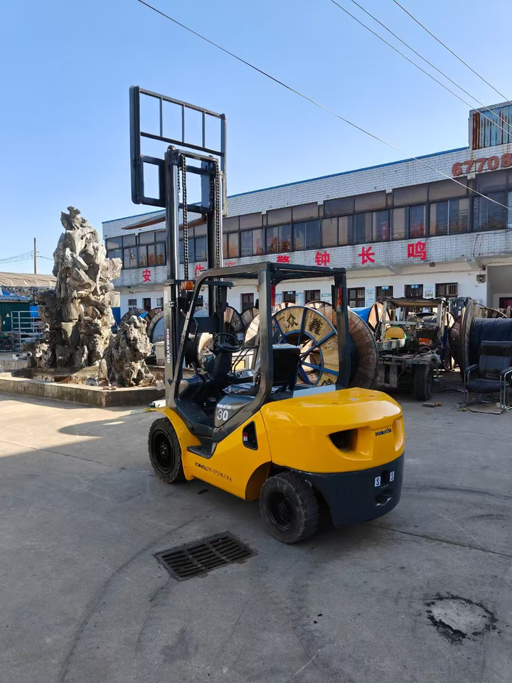 KOMATSU FD30T japan brand used 3 ton forklift - Dizel viljuškar: slika 1 KOMATSU FD30T japan brand used 3 ton forklift - Dizel viljuškar: slika 1