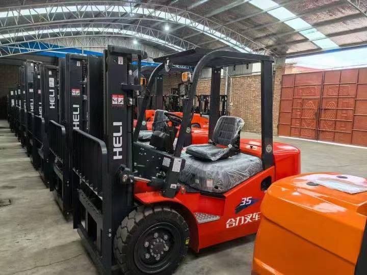 Heli brand new 3.5T diesel forklift(Clamp available) - Dizel viljuškar: slika 1 Heli brand new 3.5T diesel forklift(Clamp available) - Dizel viljuškar: slika 1