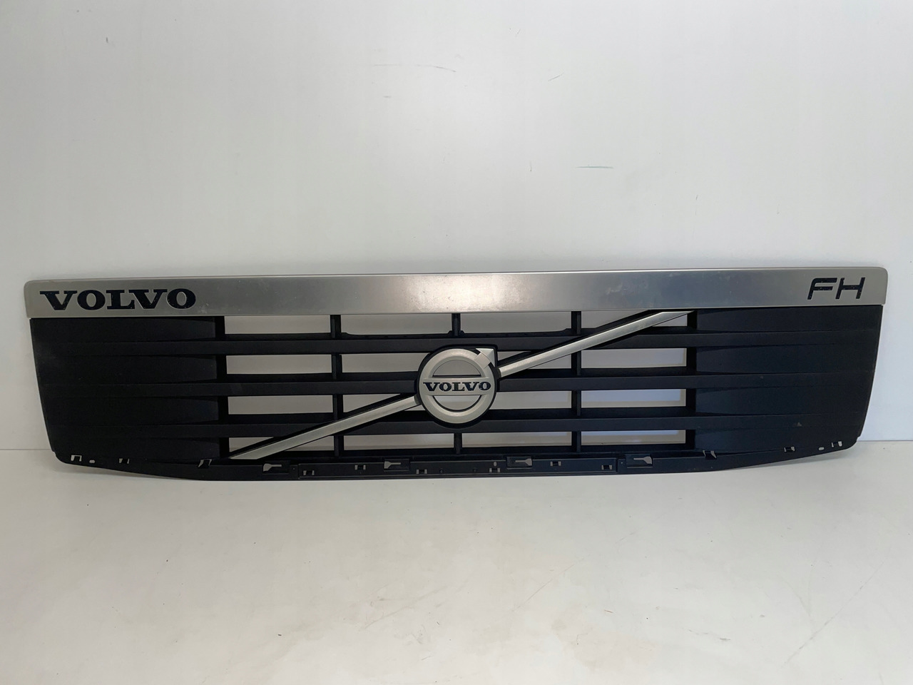 GRILL MASKI ATRAPA VOLVO FH13 FH 13 82255255 - Hauba za Kamion: slika 1 GRILL MASKI ATRAPA VOLVO FH13 FH 13 82255255 - Hauba za Kamion: slika 1